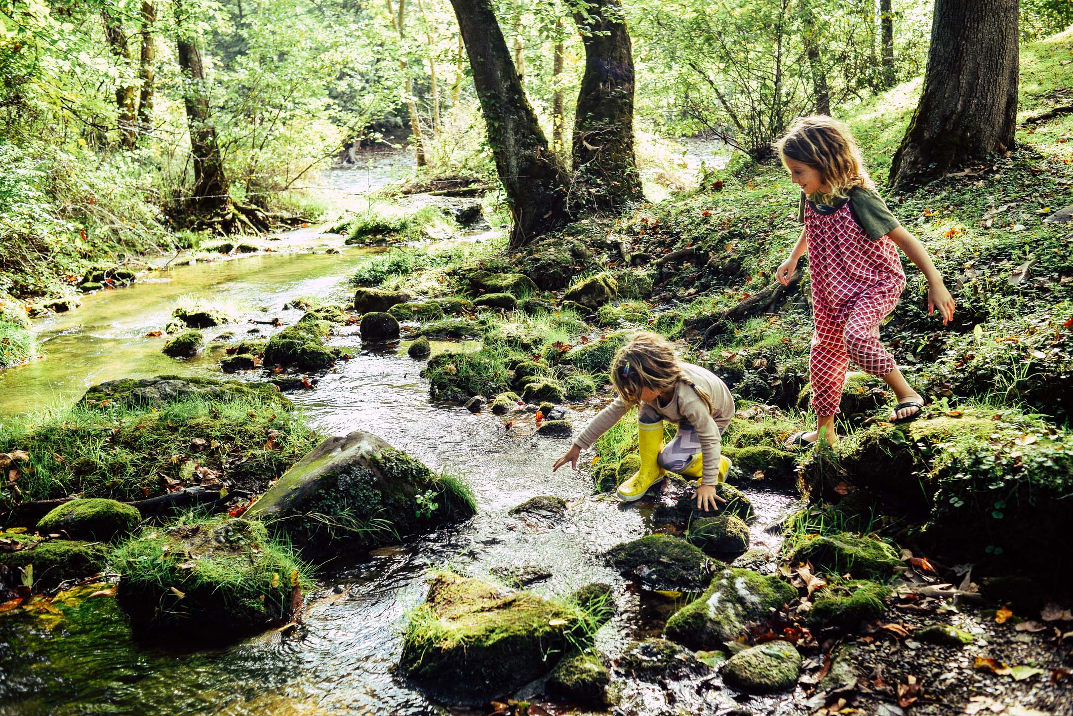 The country many rivers. Дети и природа. Дети и природа экскурсия в природу. Природа картинки для детей. Дети и природа горизонталь.